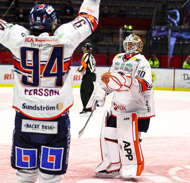 Växjös Joel Persson och målvakt Viktor Fasth jublar