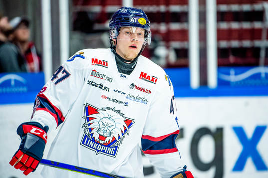 Linköpings Anton Karlsson värmer upp innan