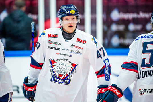 Linköpings Anton Karlsson värmer upp innan