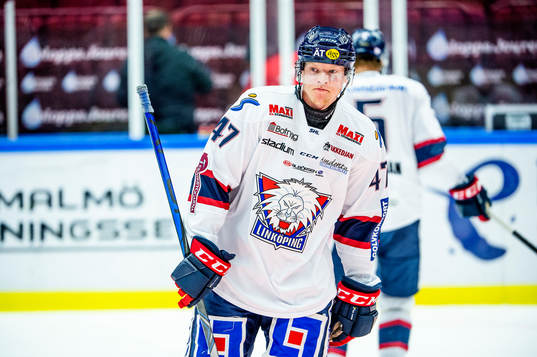 Linköpings Anton Karlsson värmer upp innan