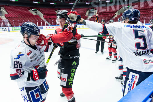 Malmö Redhawks Eric Engstrand mot Linköpings Tyler Morley