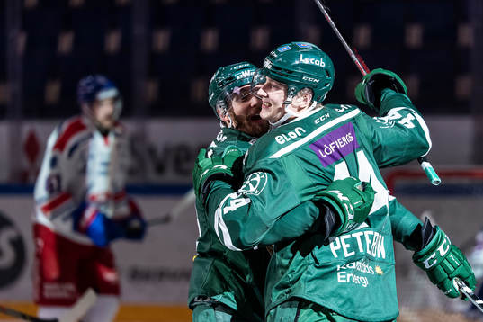Färjestads Jonathon Blum och Jacob Peterson jublar
