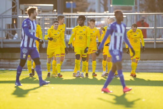 Halmstads Emil Tot Wikström jublar med lagkamrater efter sitt 0-1 mål