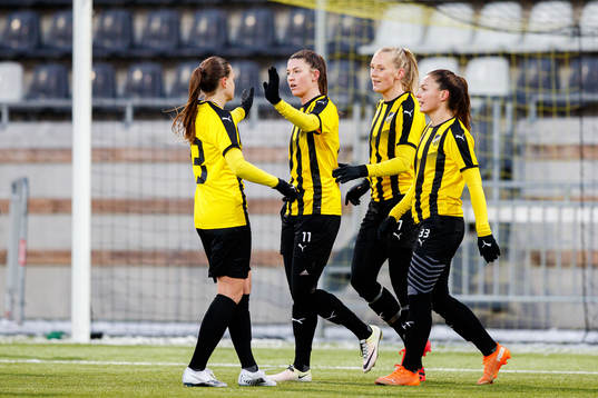 Häckens Pauline Hammarlund jublar