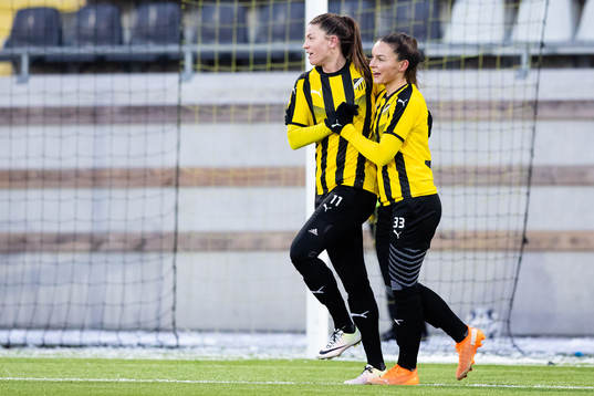 Häckens Pauline Hammarlund jublar ihop med Johanna Rytting