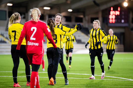 Häckens Johanna Rytting Kaneryd jublar ihop med Anna Julia