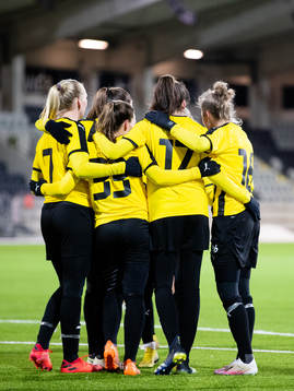 Häckens Johanna Rytting Kaneryd jublar ihop med lagkamrater