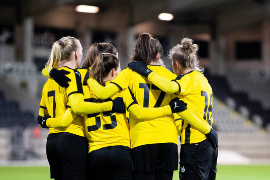 Häckens Johanna Rytting Kaneryd jublar ihop med lagkamrater