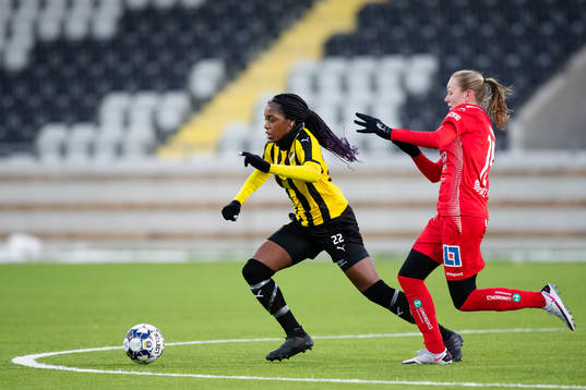 Häckens Evelyn Ijeh och Linköpings Frida Leonhardsen