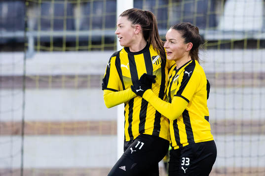 Häckens Pauline Hammarlund jublar ihop med Johanna Rytting