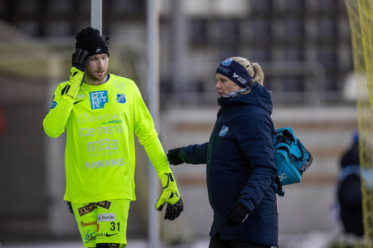 Norrbys målvakt Anton Cajtoft tvingas utgå efter en smäll i huvudet