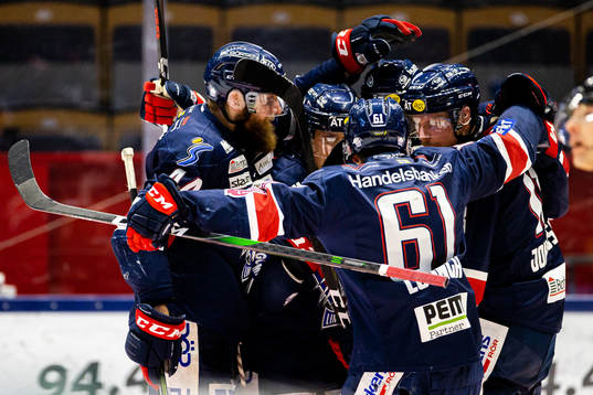 Linköpings spelare jublar med Mattias Bäckman