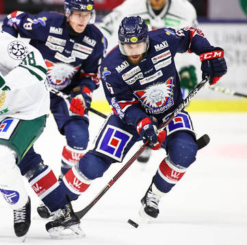 uLinköpings Jonas Holös nder ishockeymatchen i SHL mellan