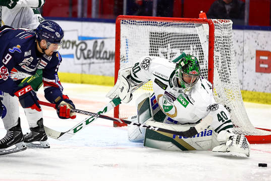 Linköpings Mikael Frycklund och Färjestads målvakt