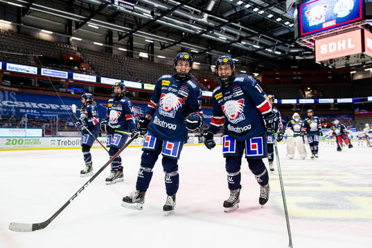 Linköpings Malou Berggren och Linnea Johansson jublar