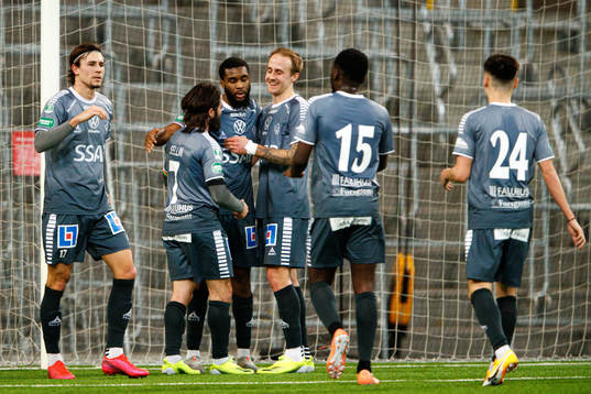 Brages spelare jublar med Moses Makasi efter 0-1