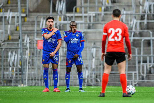 Djurgårdens Alexandros Garcia-Tsotidis och Edward Chilufya står i mur