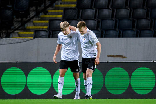 Örebros David Seger och Rasmus Karjalainen jublar efter reduceringen 2-1