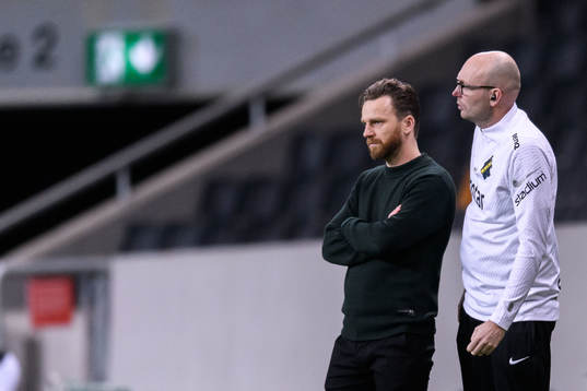 s tränare Bartosz Grzelak och assisterande tränare