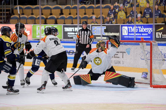 s Eric Martinsson gör 1-1 bakom Brynäs målvakt Samuel