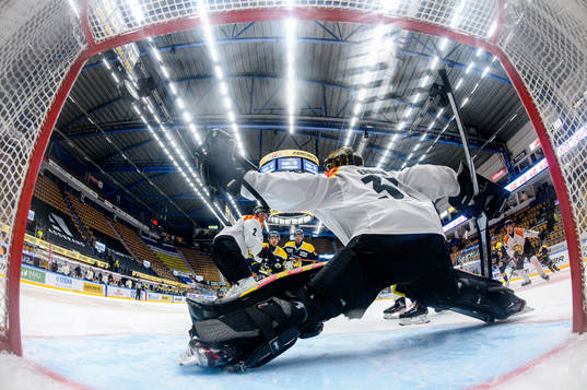s Eric Martinsson gör 1-1 bakom Brynäs målvakt Samuel