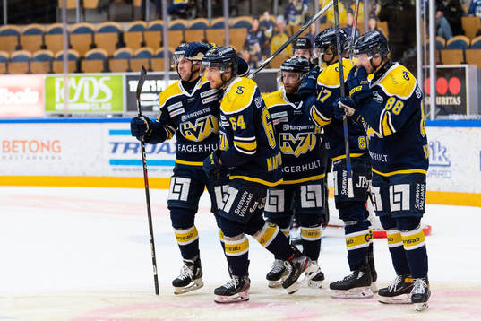 s Eric Martinsson jublar med lagkamrater