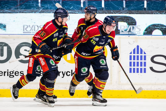 Djurgårdens Alexander Holtz (h) jublar med lagkamarater
