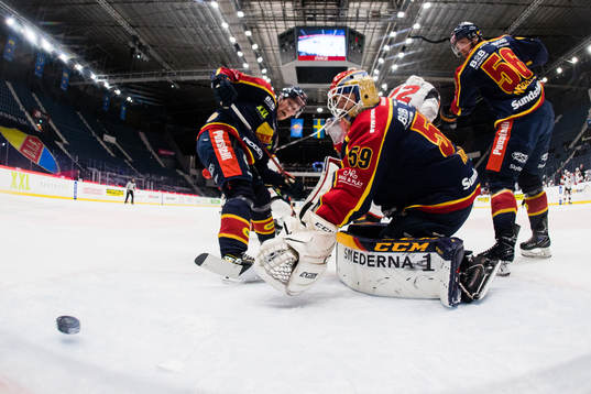 Djurgårdens Kalle Östman , målvakt Mantas Armalis och
