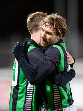 GAIS Daniel Sterner jublar ihop med August Wängberg efter sitt 3-1 mål