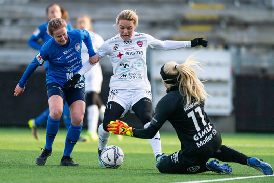 Rosengårds Mimmi Larsson oroar framför mål