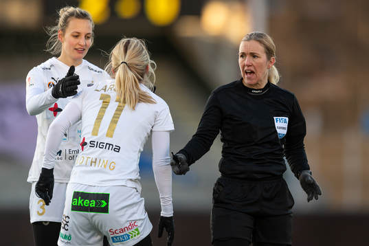 Rosengårds Nathalie Björn och Mimmi Larsson samt domare