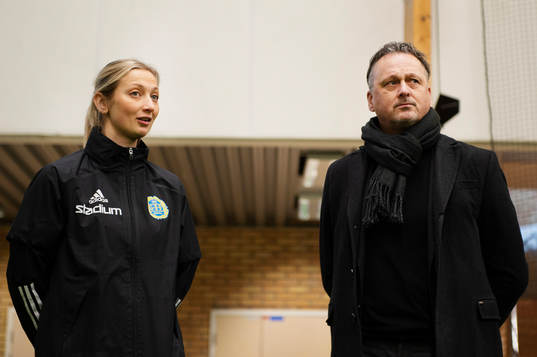 Sundsvalls sportchef Urban Hagblom pratar med fysioterapeut