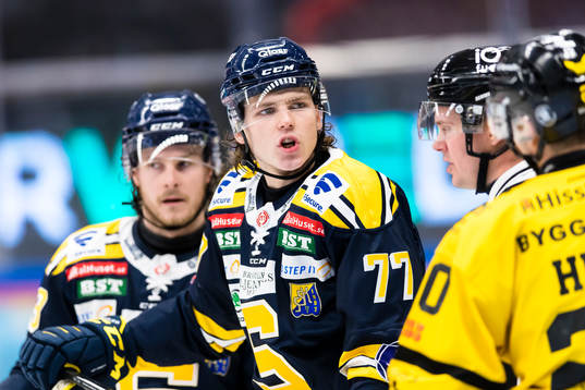 Södertäljes Samuel Bitten i en dispyt med Västerås