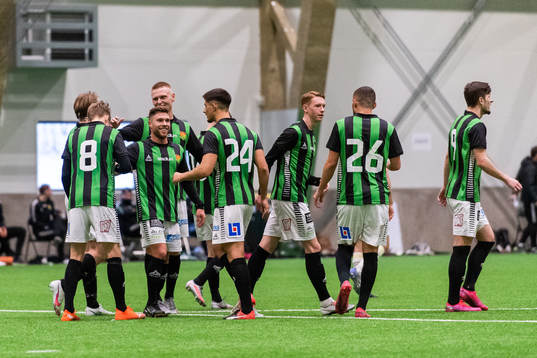 GAIS Viktor Alexandersson jublar med lagkamrater efter att han gjort 1-1