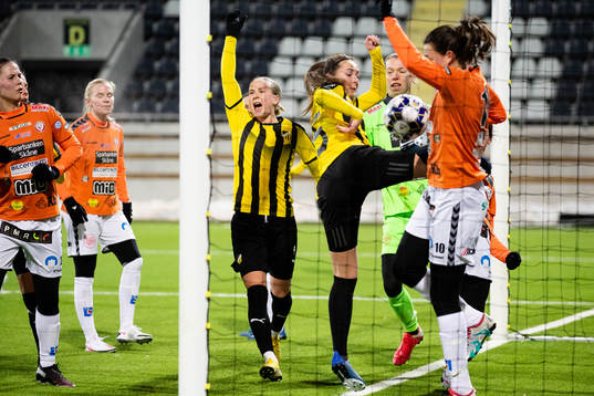 Häckens Filippa Curmark jublar när hon gör 2-1