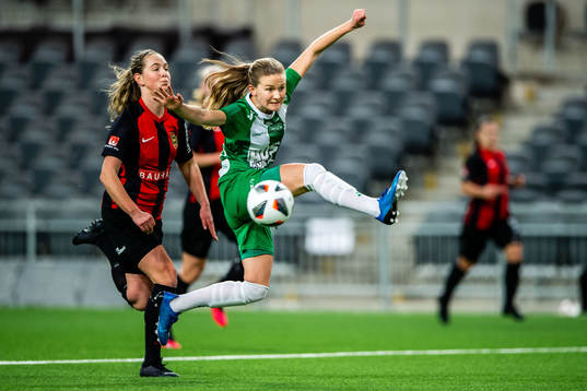 Brommapojkarnas Lovisa Norrby och Hammarbys Matilda Vinberg