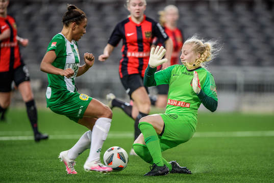 Hammarbys Madelen Janogy och Brommapojkarnas målvakt Josephine Frigge