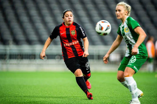 Brommapojkarnas Michelle Rojas Flores och Hammarbys Ellen Gibson 