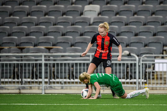 Brommapojkarnas Maja Wiklander och Hammarbys Hanna Lundkvist