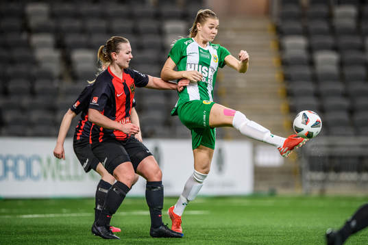 Brommapojkarnas Elin Bergkvist och Hammarbys Nina Jakobsson