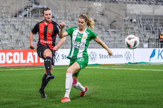 Brommapojkarnas Elin Bergkvist och Hammarbys Nina Jakobsson