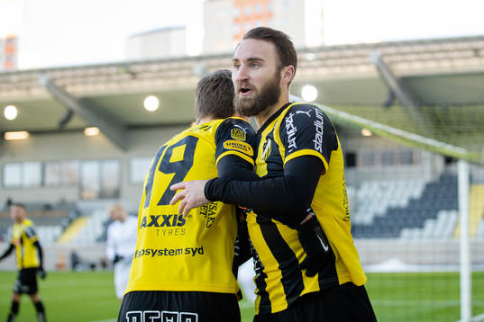 Häckens Oskar Sverrisson jublar ihop med Axel Henriksson efter sitt 3-1 mål