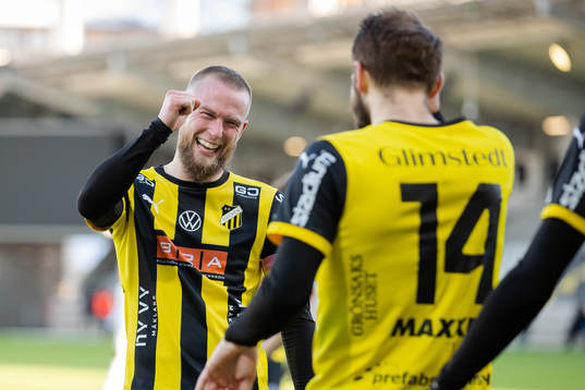 Häckens Alexander Faltsetas jublar ihop med Oskar Sverrisson efter hans 3-1 mål