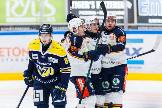 Djurgårdens William Eklund jublar med Linus Andersson och