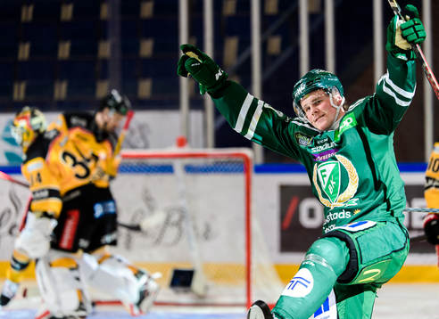 Färjestads Olle Lycksell  jublar