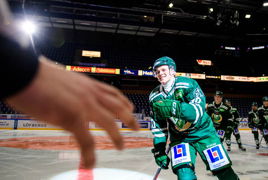 Färjestads Olle Lycksell  jublar