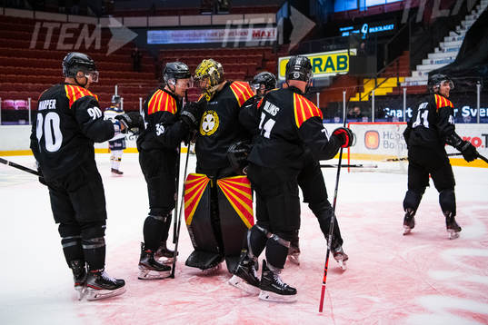 Brynäs målvakt Samuel Ersson jublar med lagkamrater