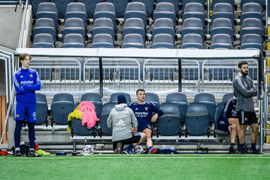 Djurgårdens Elias Andersson får sin fot tejpad