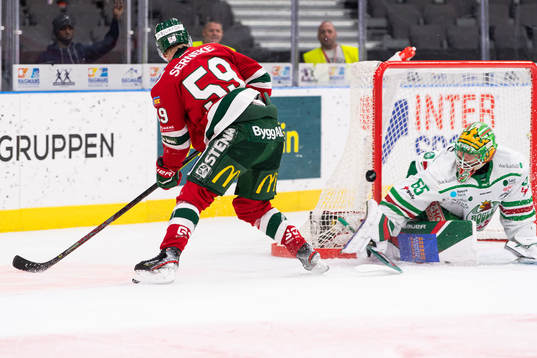 Rögles målvakt Christoffer Rifalk räddar ett läge från