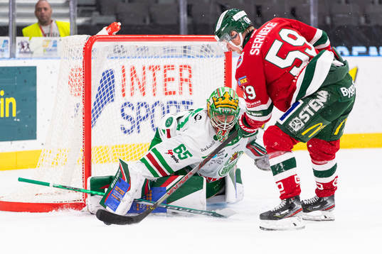 Rögles målvakt Christoffer Rifalk räddar ett läge från